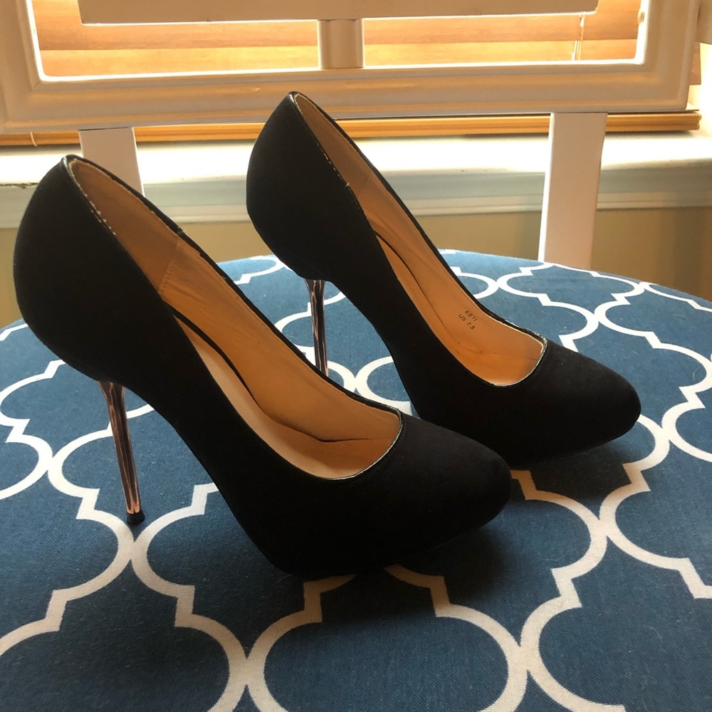 Shoe dazzle never worn black gold heel